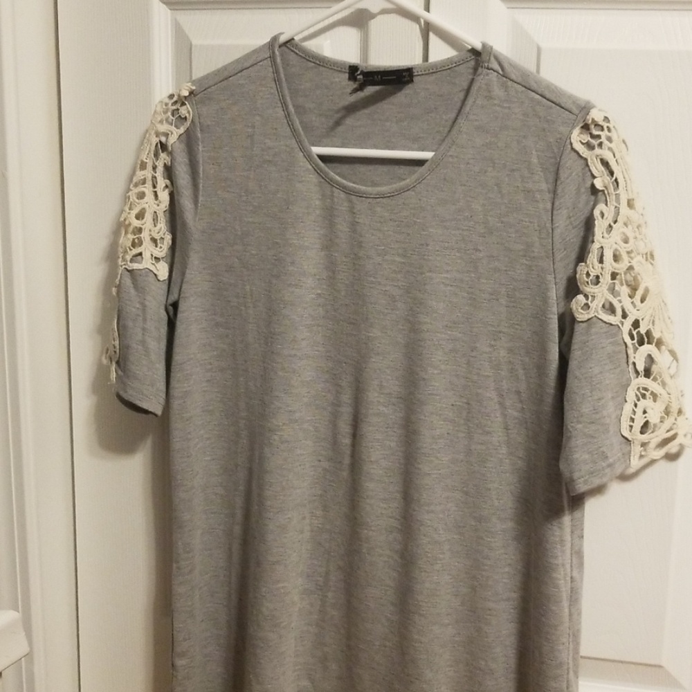 FLASH SALE ⚡ 3/$10 Medium womens shirt